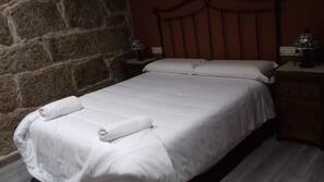 Tabla de planchar con plancha, wifi, ropa de cama