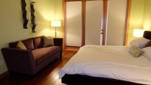 4 bedrooms, desk, free WiFi, linens