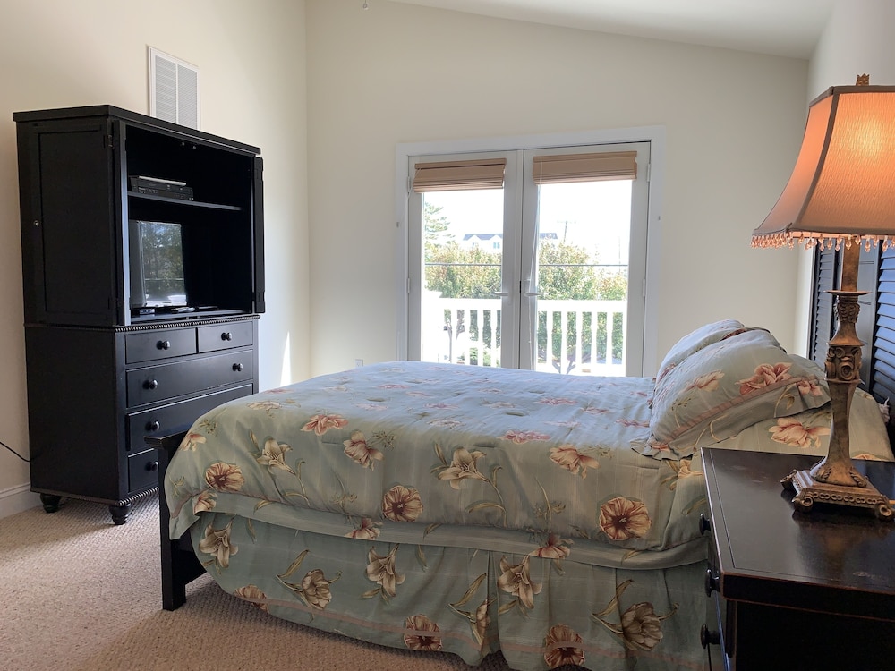 Stunning Construction, only 3 blocks from the Wildwood Beaches