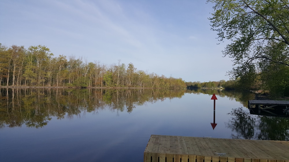 Waterfront cottage, two docks, great fishing, open to Oneida Lake