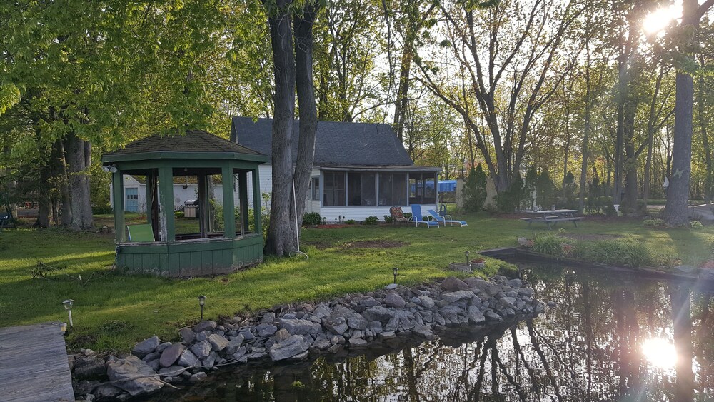 Waterfront cottage, two docks, great fishing, open to Oneida Lake, large yard, Central Square