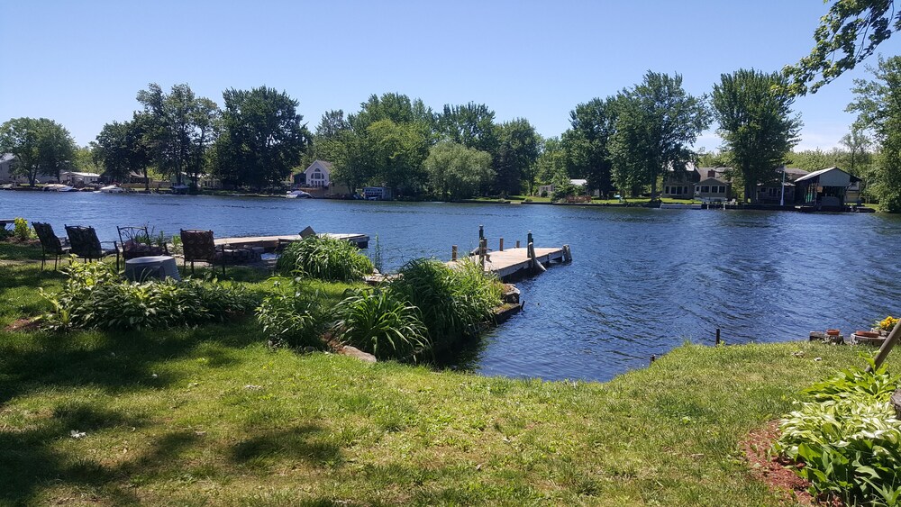Waterfront cottage, two docks, great fishing, open to Oneida Lake
