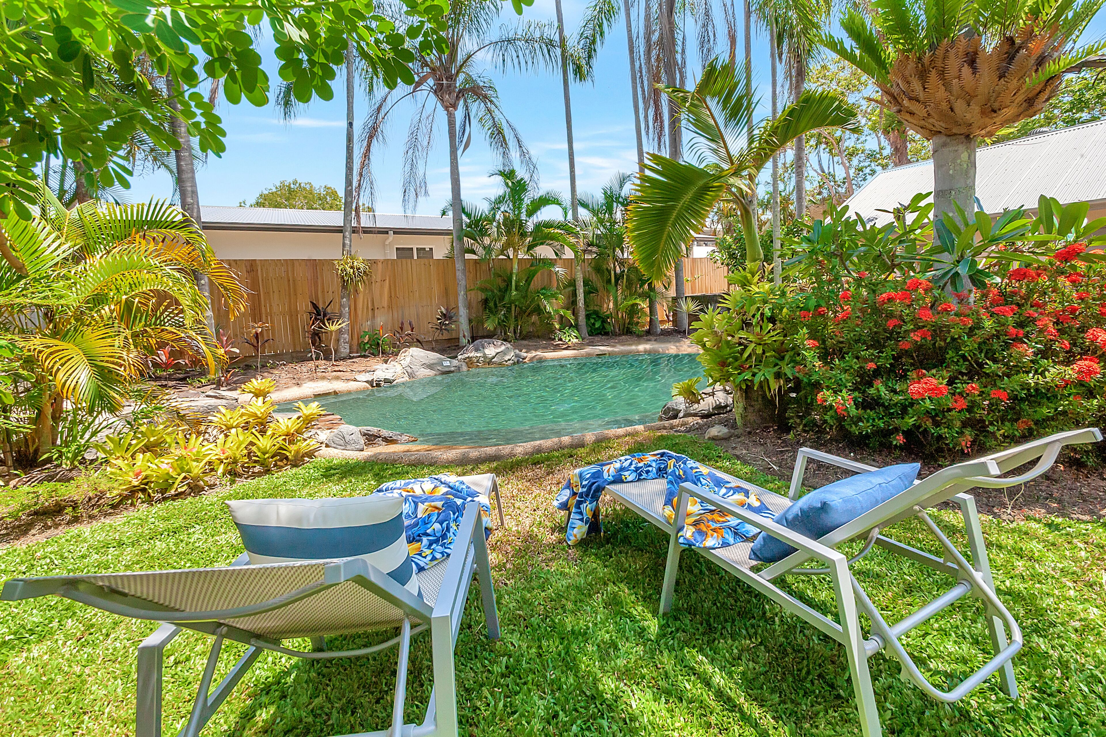 Beachy Keen, Beautiful & Spacious ☆Close To Everything☆Pool☆ WIFI☆BBQ, Courtyard