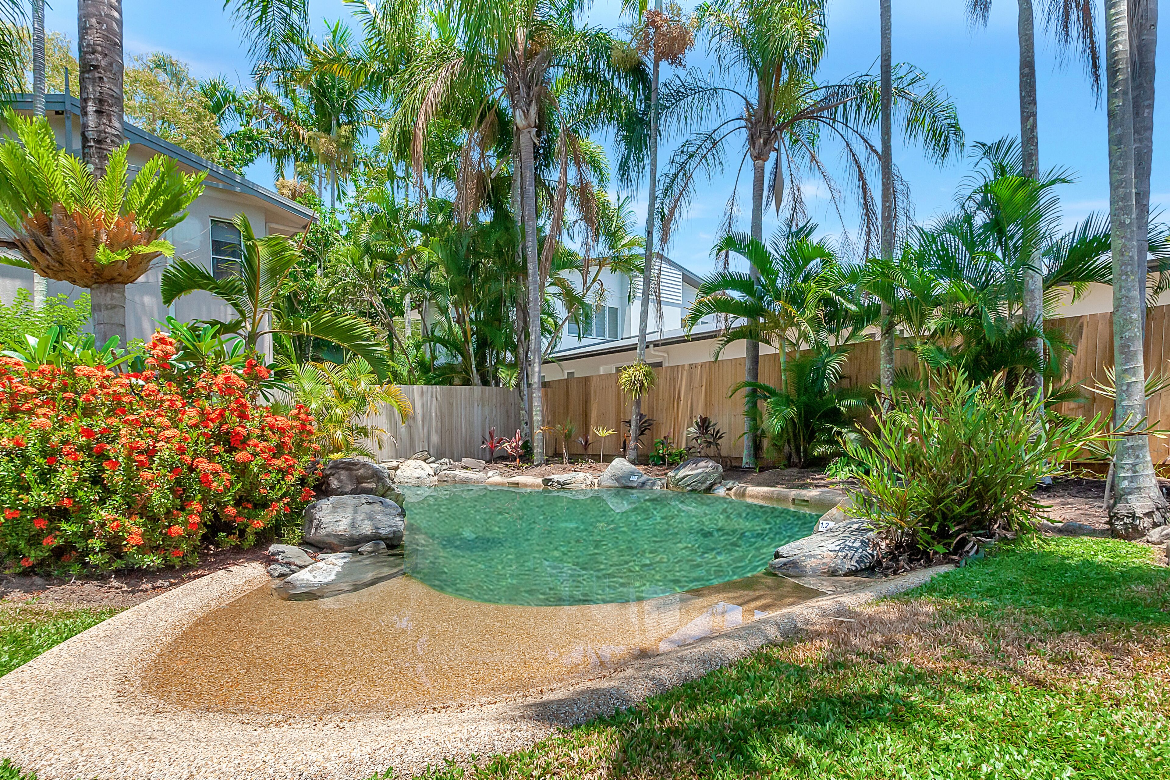 Beachy Keen, Beautiful & Spacious ☆Close To Everything☆Pool☆ WIFI☆BBQ, Courtyard