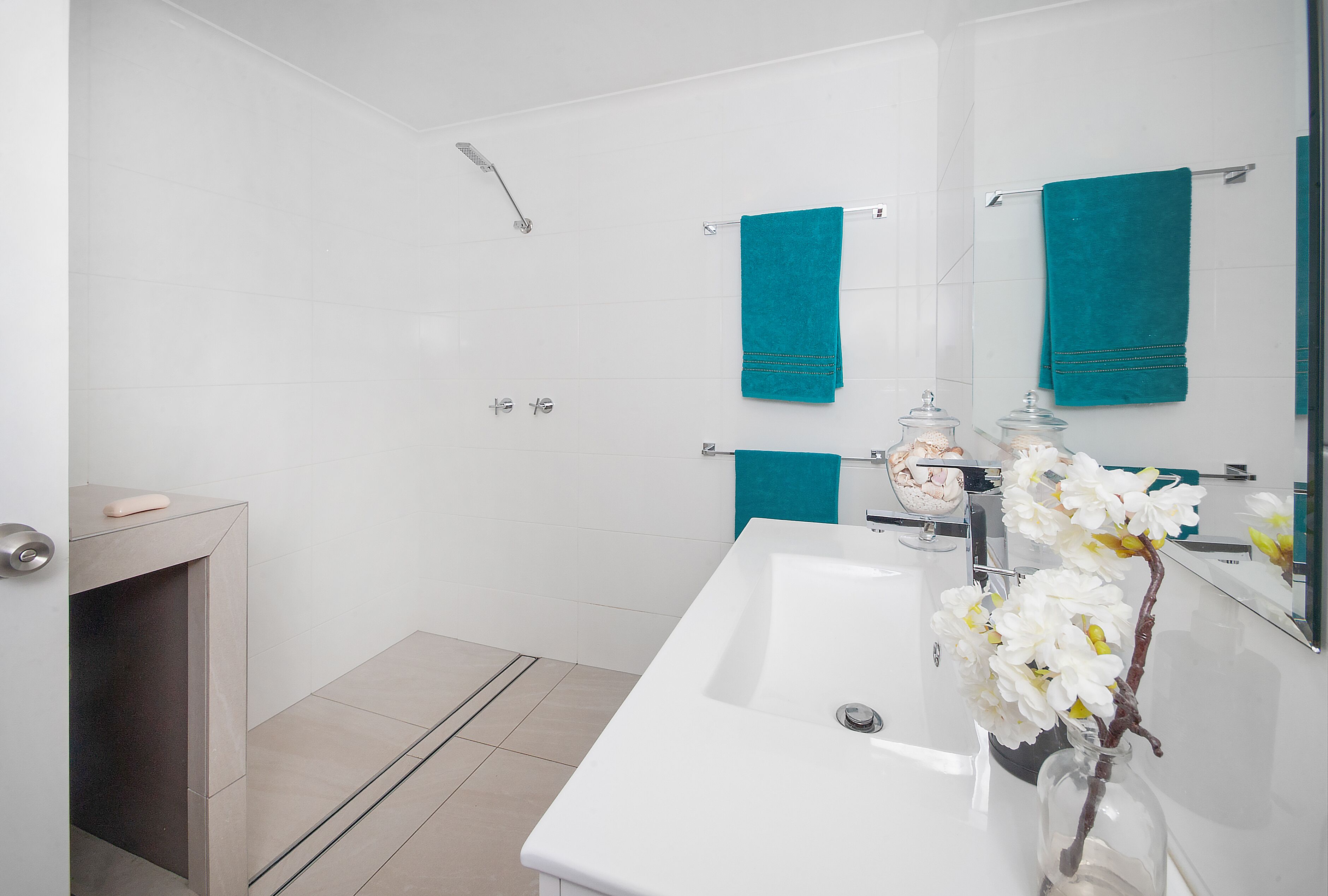 Beachy Keen, Beautiful & Spacious ☆Close To Everything☆Pool☆ WIFI☆BBQ, Courtyard