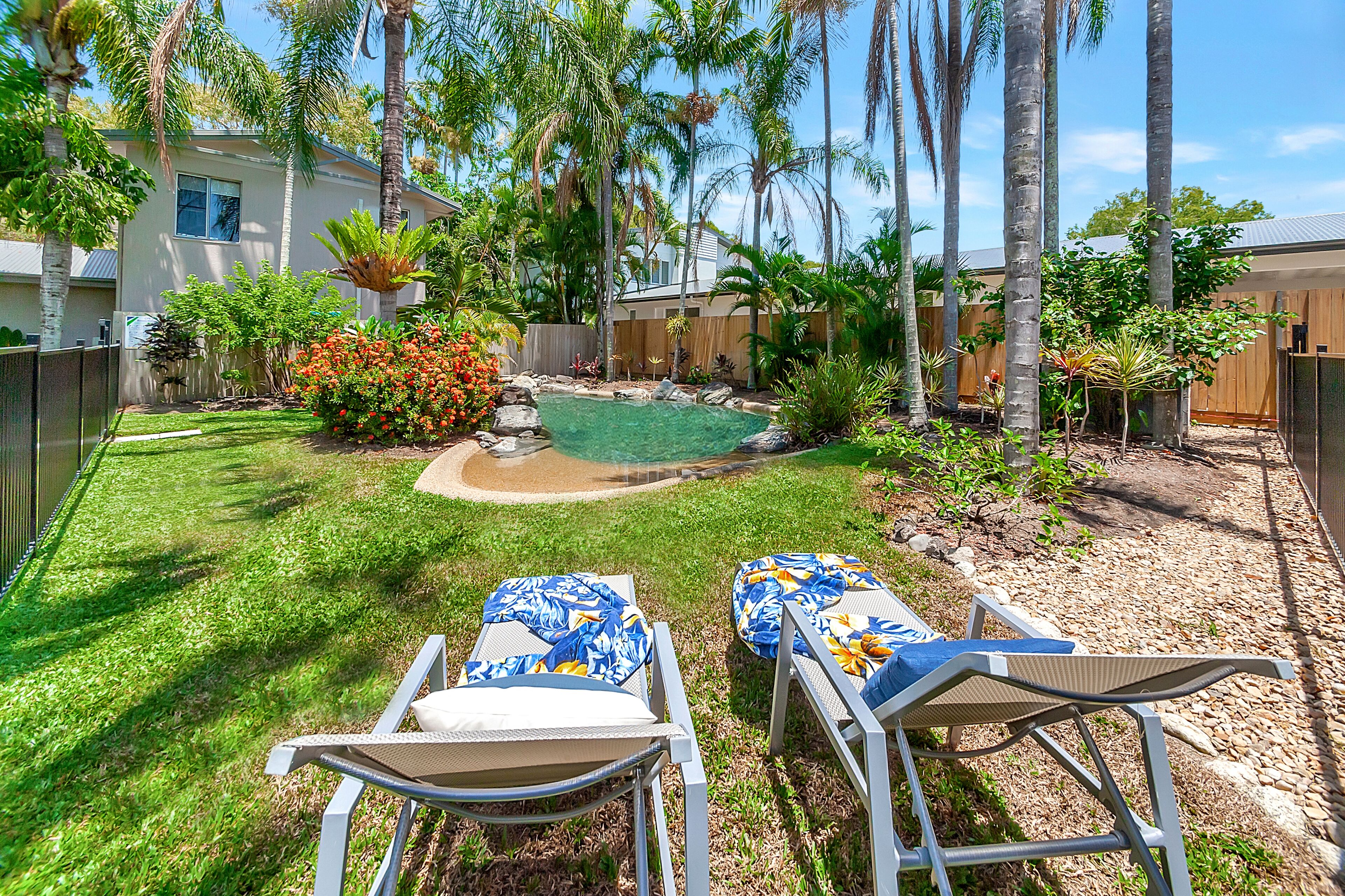 Beachy Keen, Beautiful & Spacious ☆Close To Everything☆Pool☆ WIFI☆BBQ, Courtyard