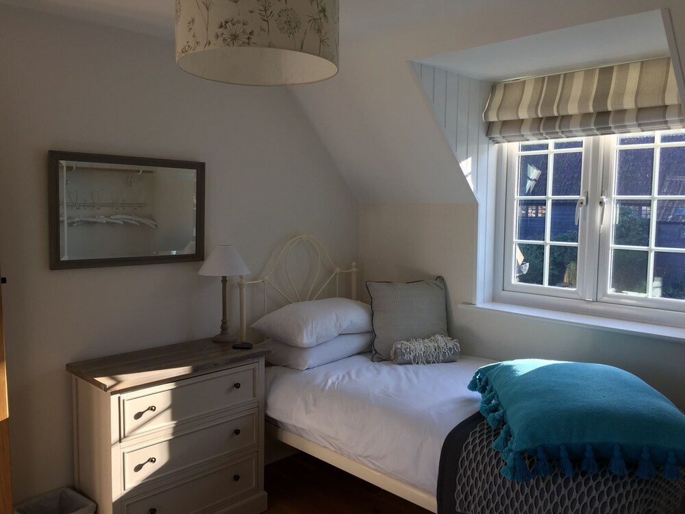 Luxury 3 bed Cottage in pretty New Forest Village perfectly located for
