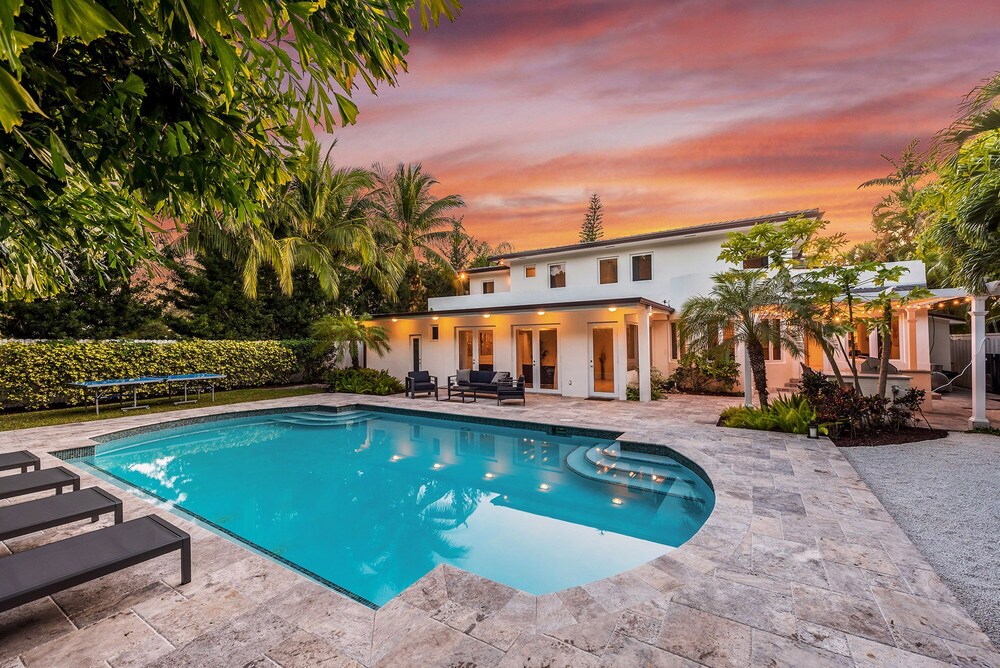 Luxury Villa With Pool Sleeps 14 Outside Kitchen Basketball Ping