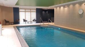 Piscine couverte, accès possible de 08 h 00 à 20 h 00, chaises longues
