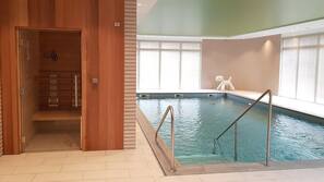 Piscine couverte, accès possible de 08 h 00 à 20 h 00, chaises longues