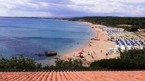 Spiaggia privata, sabbia bianca, lettini da mare, ombrelloni