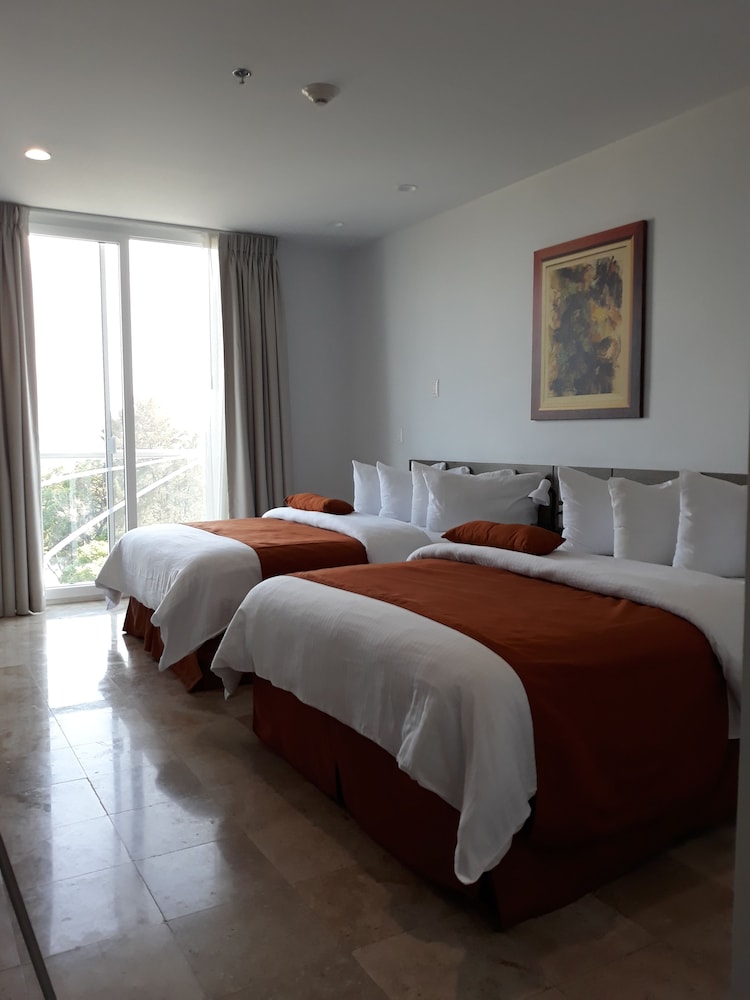 SR Hotel