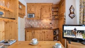 Fridge, microwave, hob, dishwasher