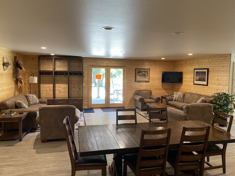 NeSoDak Lake View Lodge on Lake Enemy Swim, Waubay 395 Room Prices