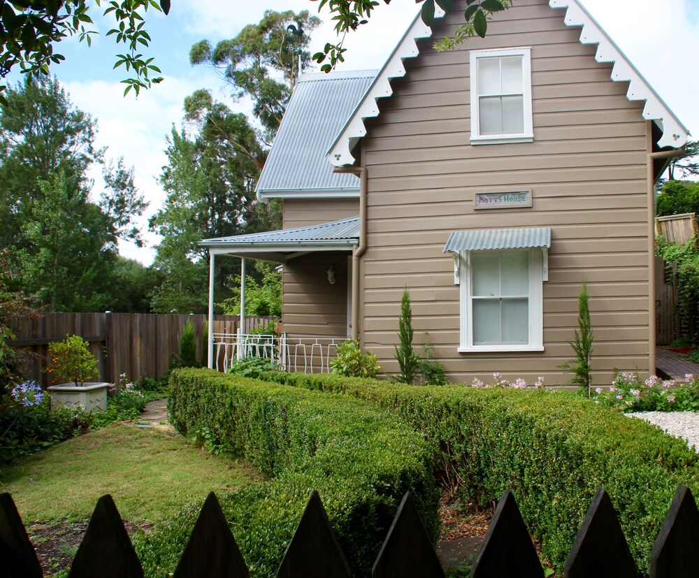 Notts House Historic Bowral Home With Cottage Garden In Bowral