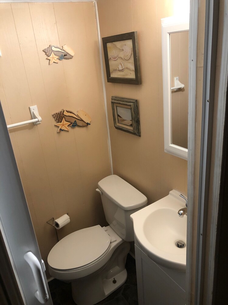 Cozy beach cottage! Short walk to the beach. Perfect for families!