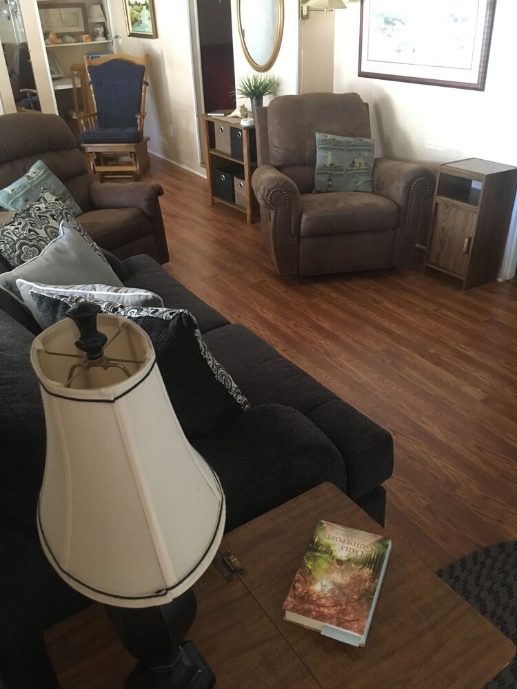 Cozy beach cottage! Short walk to the beach. Perfect for families!