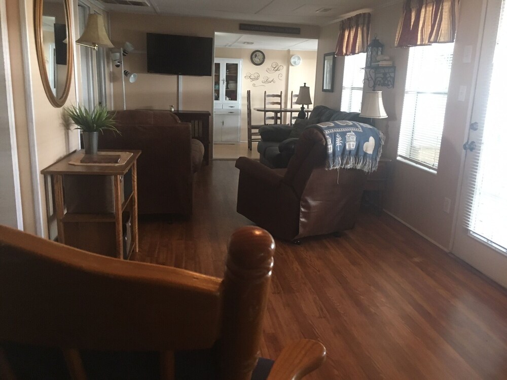 Cozy beach cottage! Short walk to the beach. Perfect for families!