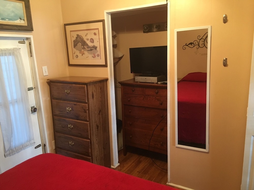 Cozy beach cottage! Short walk to the beach. Perfect for families!