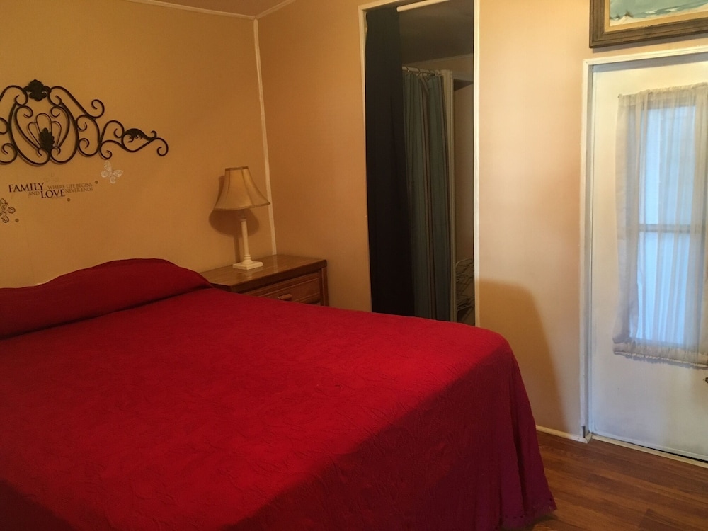 Cozy beach cottage! Short walk to the beach. Perfect for families!