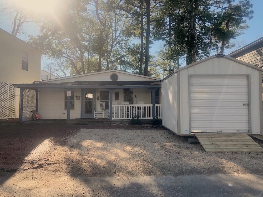 Cozy beach cottage! Short walk to the beach. Perfect for families!