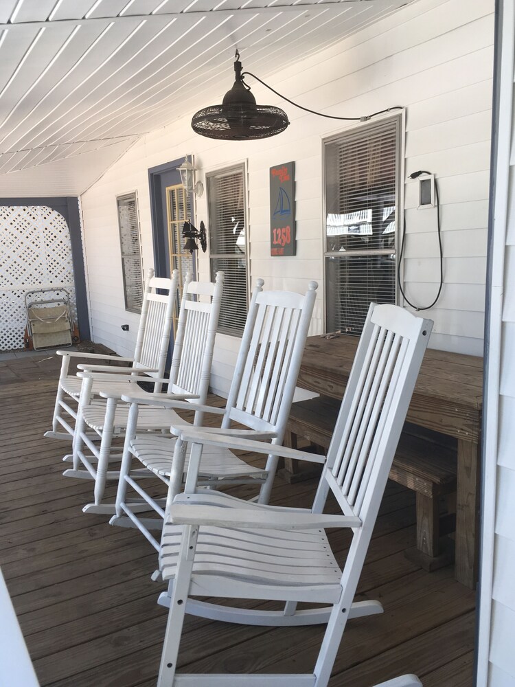 Cozy beach cottage! Short walk to the beach. Perfect for families!