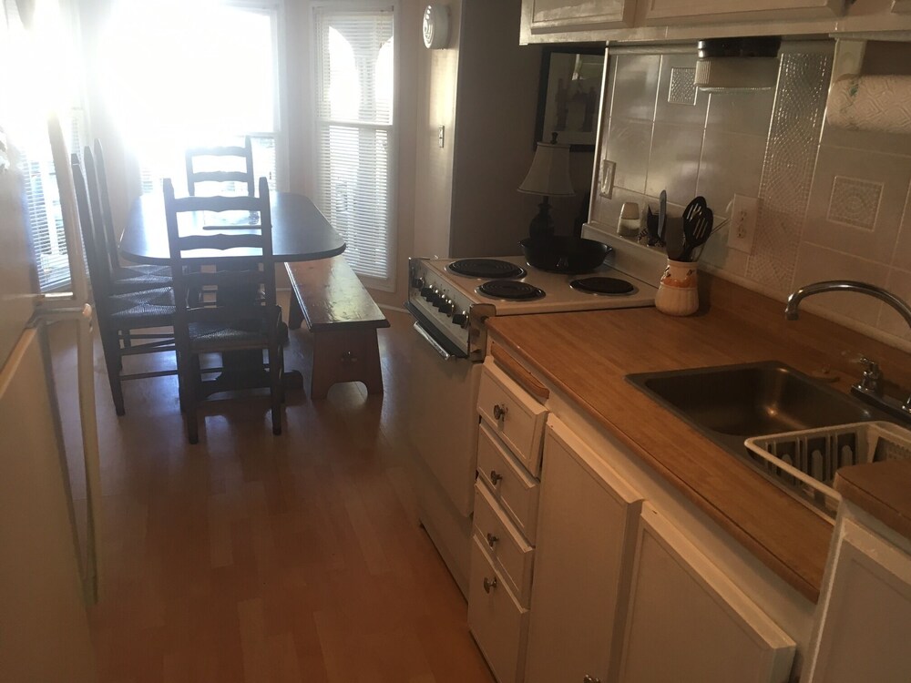 Cozy beach cottage! Short walk to the beach. Perfect for families!