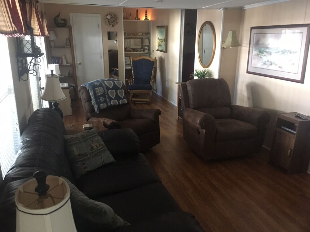 Cozy beach cottage! Short walk to the beach. Perfect for families!