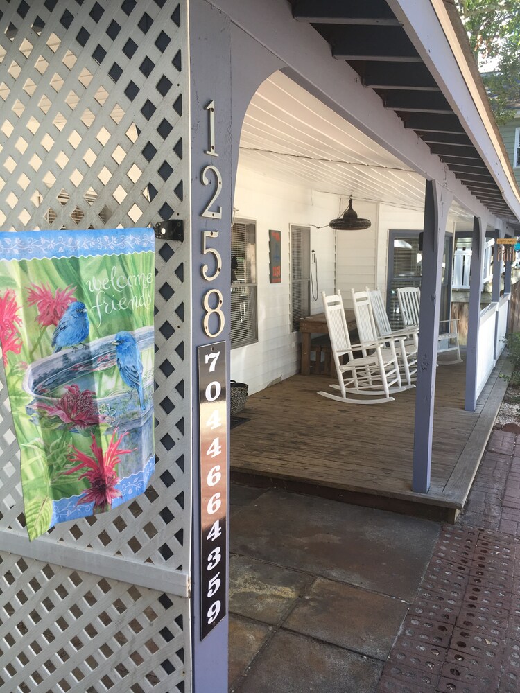 Cozy beach cottage! Short walk to the beach. Perfect for families!