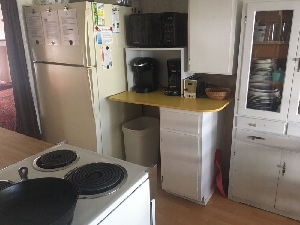 Cozy beach cottage! Short walk to the beach. Perfect for families!