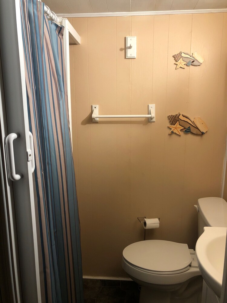 Cozy beach cottage! Short walk to the beach. Perfect for families!