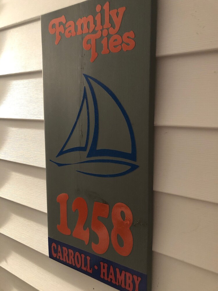 Cozy beach cottage! Short walk to the beach. Perfect for families!