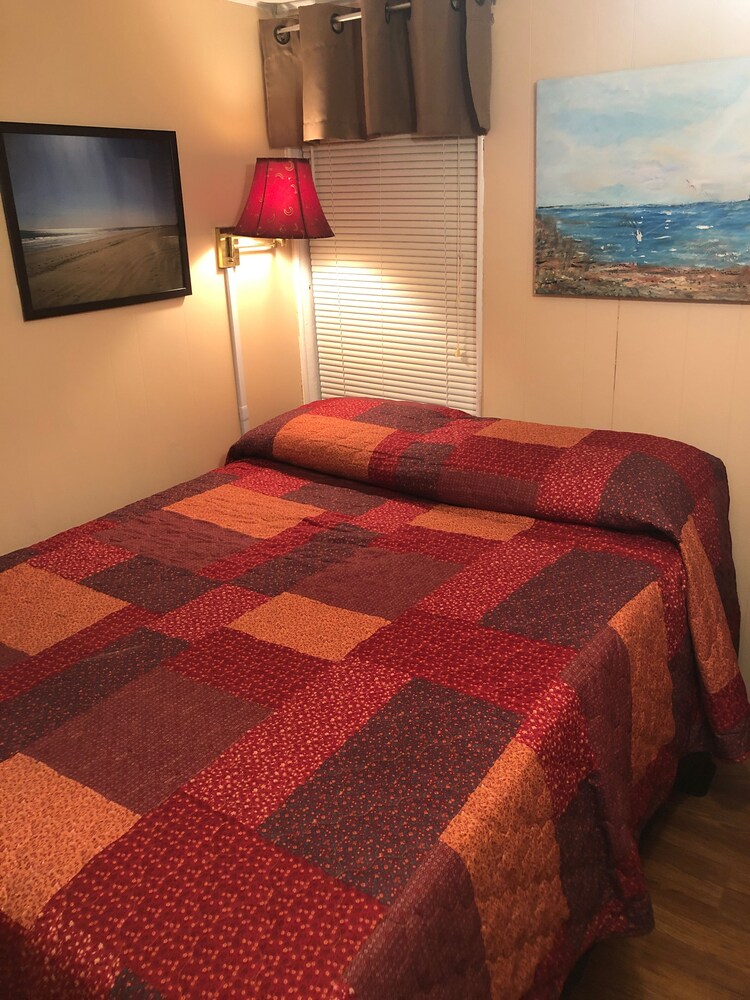 Cozy beach cottage! Short walk to the beach. Perfect for families!