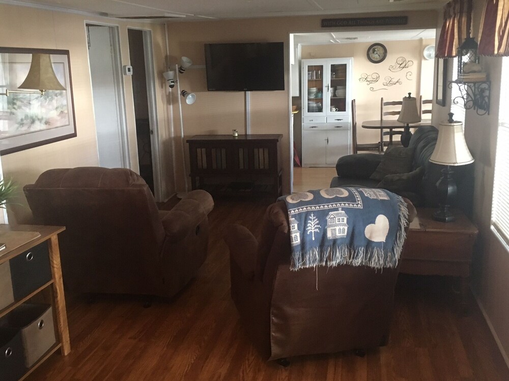 Cozy beach cottage! Short walk to the beach. Perfect for families!