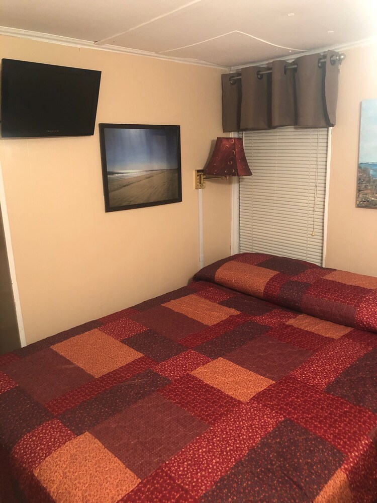 Cozy beach cottage! Short walk to the beach. Perfect for families!