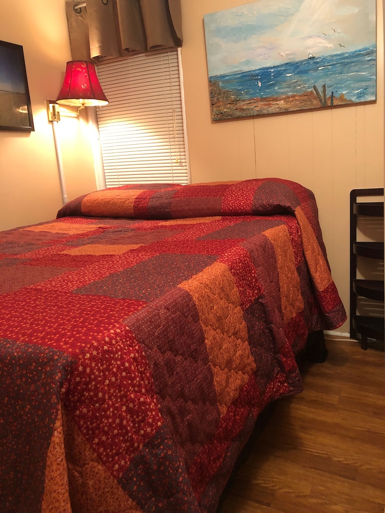 Cozy beach cottage! Short walk to the beach. Perfect for families!