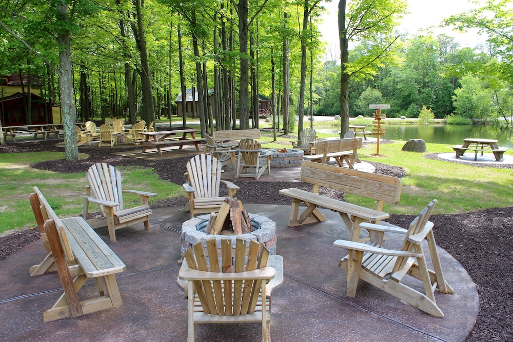 Heated Pool! Cottage #4 at DollyBrook Resort minutes from Saugatuck