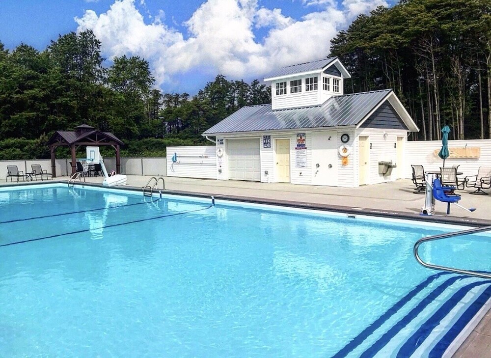 Heated Pool! Cottage #4 at DollyBrook Resort minutes from Saugatuck