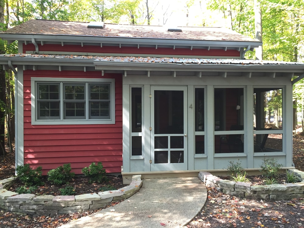 Heated Pool! Cottage #4 at DollyBrook Resort minutes from Saugatuck