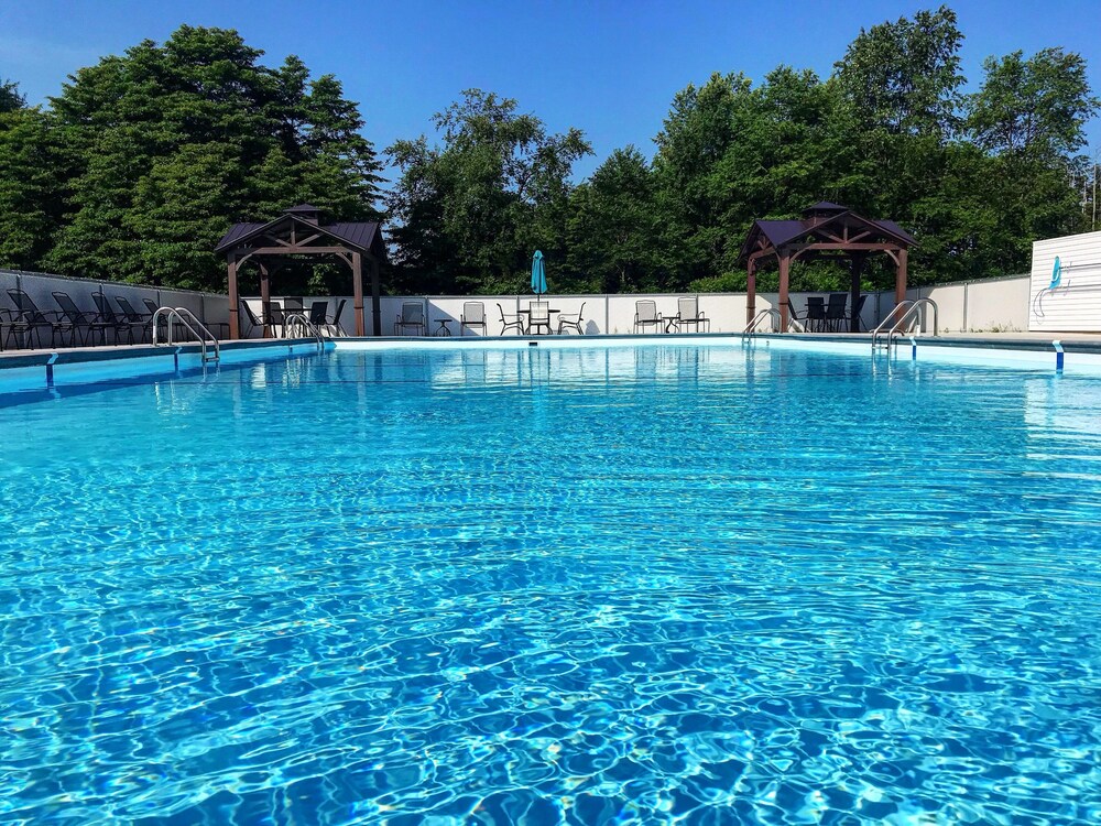 Heated Pool! Cottage #4 at DollyBrook Resort minutes from Saugatuck