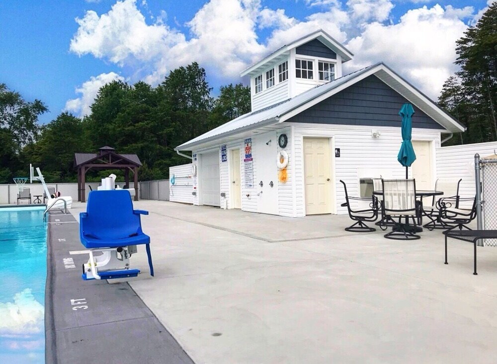 Heated Pool! Cottage #4 at DollyBrook Resort minutes from Saugatuck