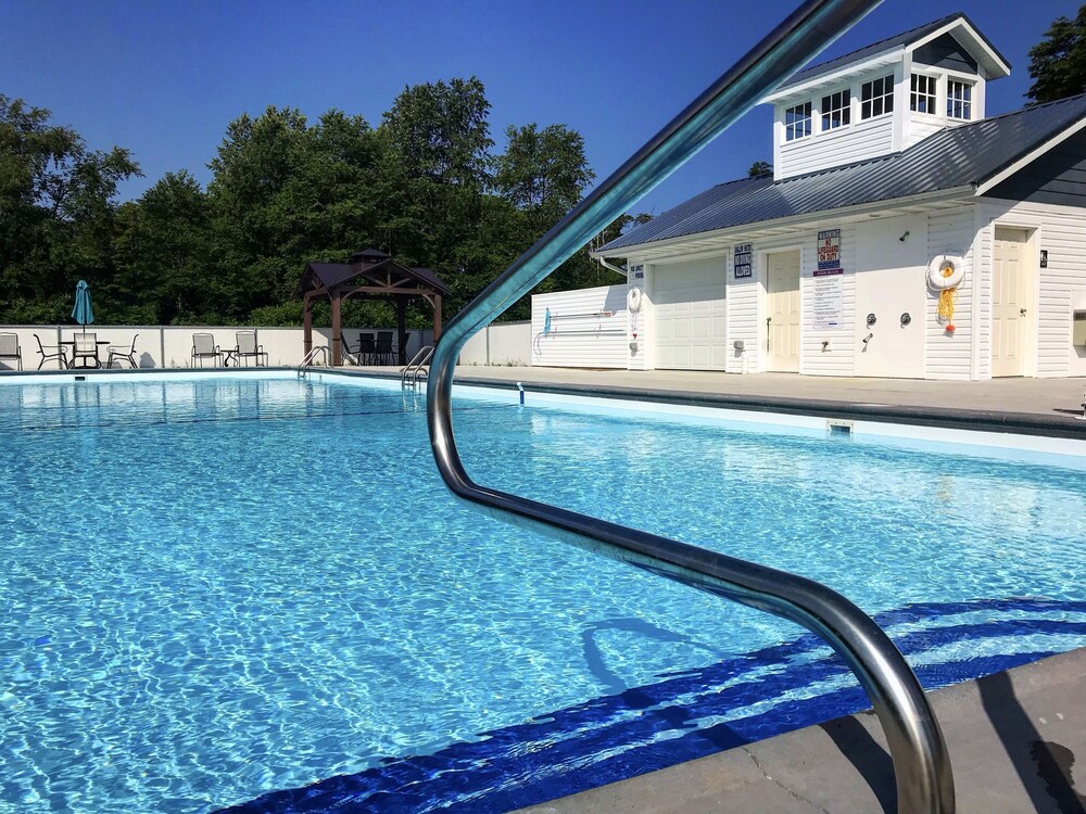 Heated Pool! Cottage #4 at DollyBrook Resort minutes from Saugatuck