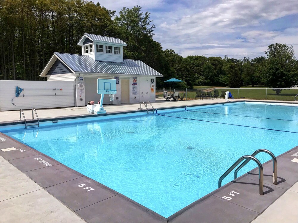 Heated Pool! Cottage #4 at DollyBrook Resort minutes from Saugatuck