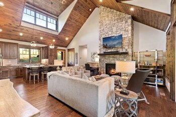 Timberwolf Lodge At Eagle S Nest Fireplace Fire Pit Views