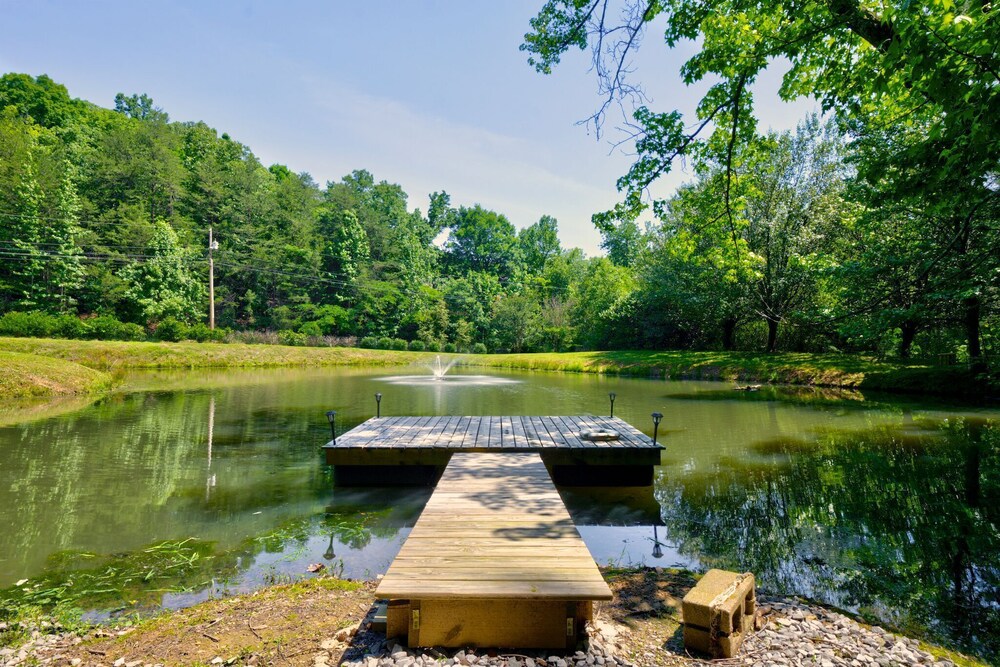 Private Log cabin on 2 acres, hot tub, pond, fishing, pets, Chattanooga