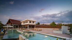 2 outdoor pools