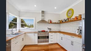 Full-size fridge, oven, stovetop, dishwasher