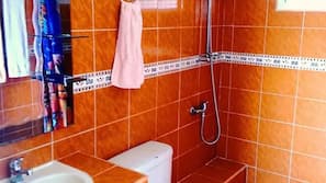 Shower, rainfall showerhead, free toiletries, towels
