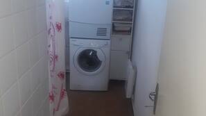 Douche, articles de toilette gratuits, serviettes fournies