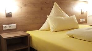Schreibtisch, Verdunkelungsvorhänge, schallisolierte Zimmer